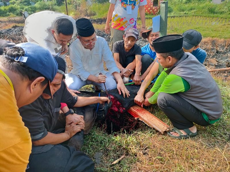 Warga Caringin Garden Residence Laksanakan Qurban di Masjid Arrayan Bersama Mayjen TNI (Purn) Dr. Ir. Suharno Tanuprawiro